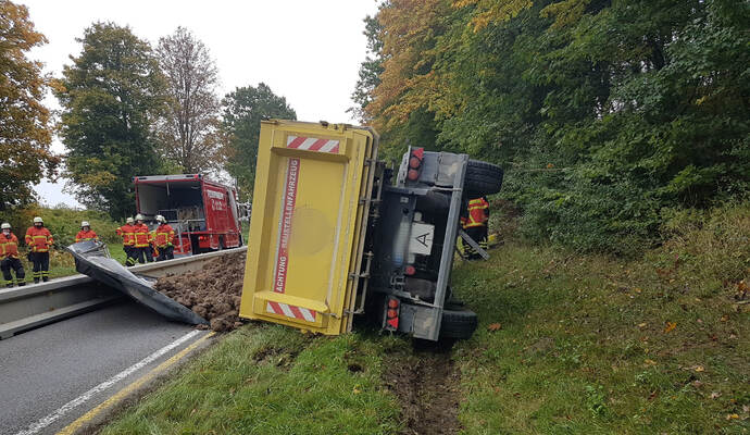 Maulbronn: Vu Lkw B35 Maulbronn- Lkw umgekippt Feuerwehr im Eonsatz
