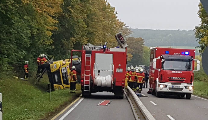 Maulbronn: Vu Lkw B35 Maulbronn- Lkw umgekippt Feuerwehr im Eonsatz