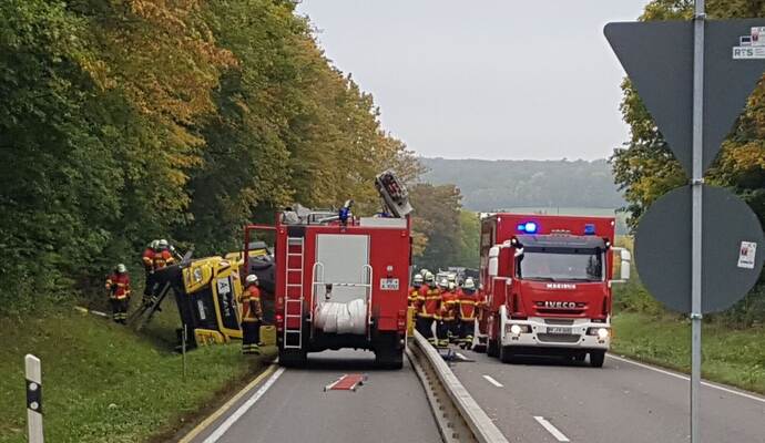 Maulbronn: Vu Lkw B35 Maulbronn- Lkw umgekippt Feuerwehr im Eonsatz