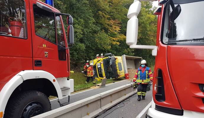 Maulbronn: Vu Lkw B35 Maulbronn- Lkw umgekippt Feuerwehr im Eonsatz
