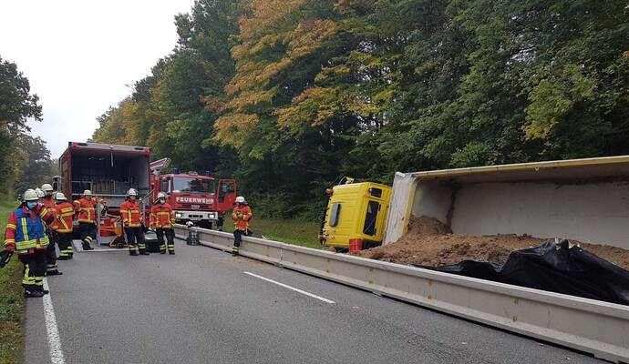 Maulbronn: Vu Lkw B35 Maulbronn- Lkw umgekippt Feuerwehr im Eonsatz