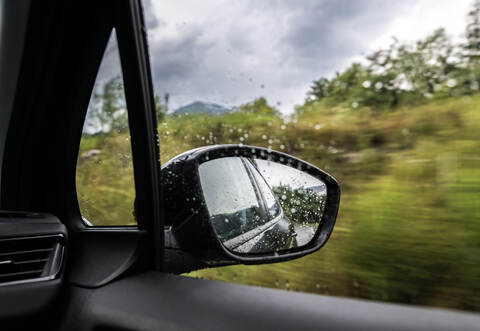 Nach bisherigem Stand der Verkehrspolizei Pforzheim war der 59-Jährige gegen 12.15 Uhr mit zu hoher Geschwindigkeit von Kieselbronn in Richtung Pforzheim unterwegs, als er leicht nach rechts von der Fahrbahn abkam, gegenlenkte und mit einem im Gegenverkehr entgegenkommenden Skoda eines 57-Jährigen seitlich kollidierte.