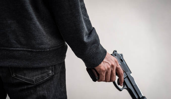 Der Mann bekam trotz Drohung mit einer Waffe kein Geld. Der Mann bekam trotz Drohung mit einer Waffe kein Geld.