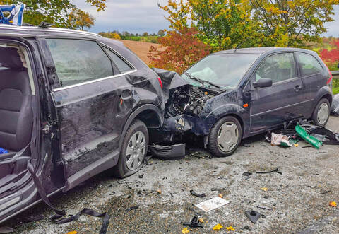 Zwei Personen wurden bei dem Unfall schwer verletzt, ein Mann starb noch am Unglücksort.