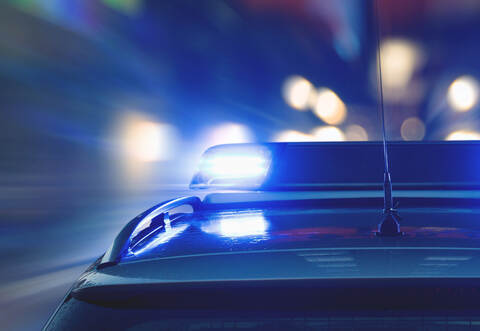 Nachdem die Polizei auf der A8 rund um einen liegenden Lkw die Fahrbahn abgesichert hatte, ist ein 66-Jähriger gegen das Absicherungsmaterial gefahren und entfernte sich unerlaubt von der Unfallstelle.