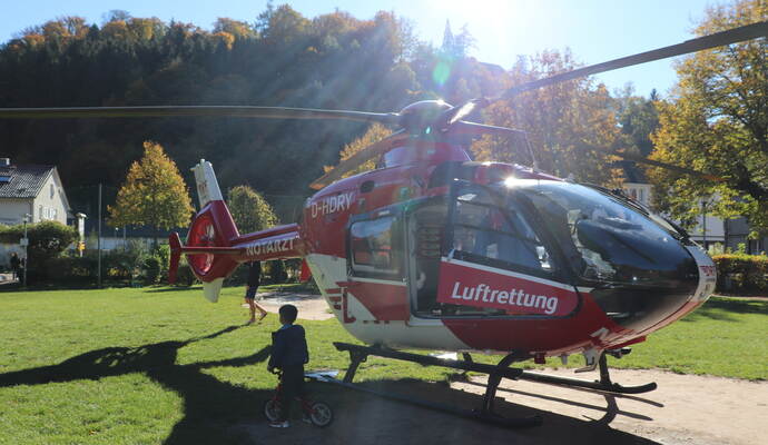 Mitten in Neuenbürg landete am Sonntag dieser Hubschrauber. Mitten in Neuenbürg landete am Sonntag dieser Hubschrauber.