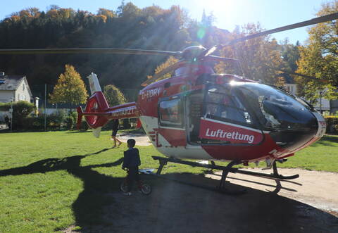 Mitten in Neuenbürg landete am Sonntag dieser Hubschrauber.