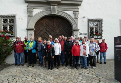 Die Wandergruppe des Schwarzwaldvereins posiert vor dem Rathaus in Schüsselfeld.
