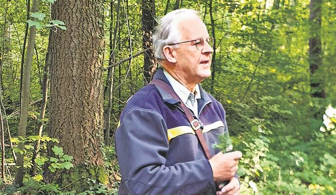 Der pensionierte Forstbeamte Bernhardt Peichl bringt allen Beteiligten den Wald und seine Bewohner näher.