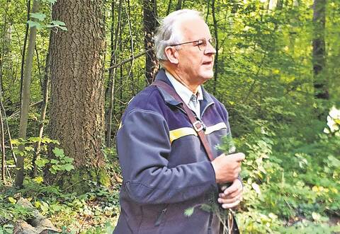 Der pensionierte Forstbeamte Bernhardt Peichl bringt allen Beteiligten den Wald und seine Bewohner näher.
