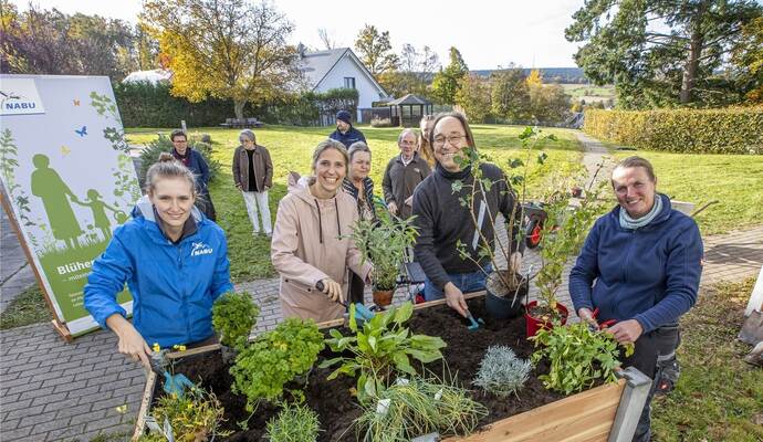 Projektleiterin Aniela Arnold (von links), Pflegeheimleiterin Kathrin Ölschläger, der Umweltreferent der evangelischen Heimstiftung, Martin Suchaneck, und Naturgartenplanerin Michaele Senk