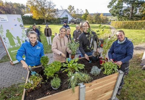 Projektleiterin Aniela Arnold (von links), Pflegeheimleiterin Kathrin Ölschläger, der Umweltreferent der evangelischen Heimstiftung, Martin Suchaneck, und Naturgartenplanerin Michaele Senk