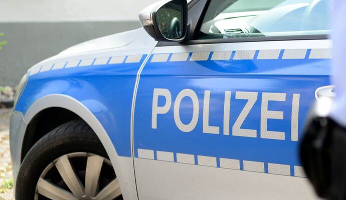 In Mühlacker sind unbekannte Täter in ein Firmenwagen eingebrochen und haben Arbeitsgeräte im Wert von 2.000 Euro gestohlen.