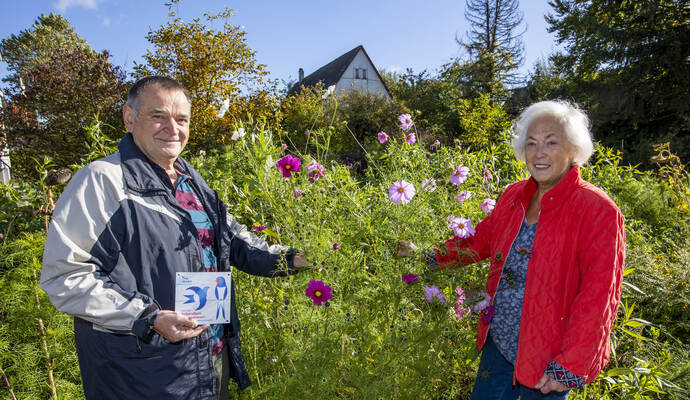 Vorstandsvorsitzender des Nabu-Kreisverbands Ludwigsburg, Helmut Mager, und Christina Hecker im Vorgarten der Öschelbronnerin. Schwalbenfreundliches Haus Öschelbronn