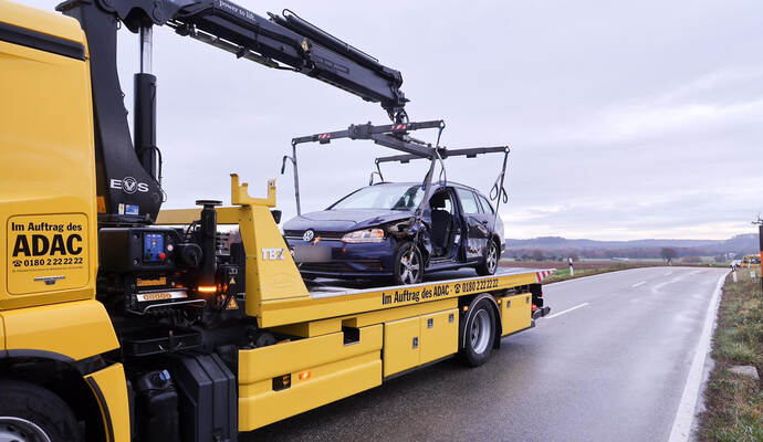 Gegen dieses Auto prallte der Motorradfahrer bei seinem Überholvorgang. Der VW Golf musste abgeschleppt werden. Gegen dieses Auto prallte der Motorradfahrer bei seinem Überholvorgang. Der VW Golf musste abgeschleppt werden.