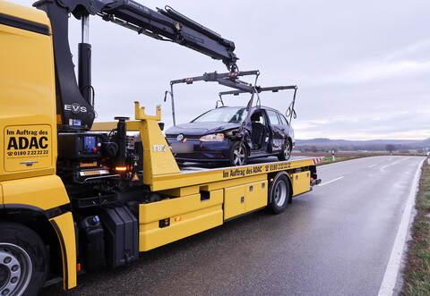 Gegen dieses Auto prallte der Motorradfahrer bei seinem Überholvorgang. Der VW Golf musste abgeschleppt werden.
