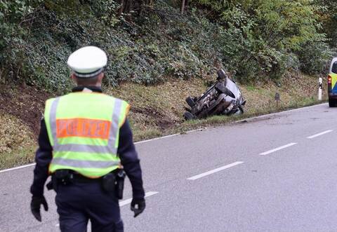 Der Seat landete in einem Graben auf dem Dach.