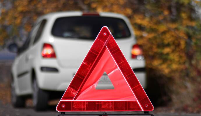 Laut Polizei war der 19-Jährige mit seinem Renault auf der K4541 von Neuenbürg in Richtung Riegertswasen unterwegs, als er in einer Linkskurve bei regennasser Fahrbahn die Kontrolle über sein Auto verlor und gegen eine Böschung prallte. Laut Polizei war der 19-Jährige mit seinem Renault auf der K4541 von Neuenbürg in Richtung Riegertswasen unterwegs, als er in einer Linkskurve bei regennasser Fahrbahn die Kontrolle über sein Auto verlor und gegen eine Böschung prallte.