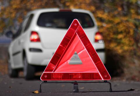 Laut Polizei war der 19-Jährige mit seinem Renault auf der K4541 von Neuenbürg in Richtung Riegertswasen unterwegs, als er in einer Linkskurve bei regennasser Fahrbahn die Kontrolle über sein Auto verlor und gegen eine Böschung prallte.