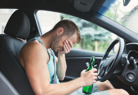 Ein Mann war am Montagmittag in Eisingen mit seinem Auto ohne Führerschein und mit 2,8 Promille unterwegs.