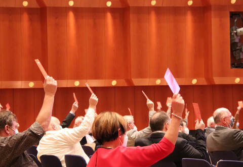 Eine Mehrheit der Vertreterinnen und Vertreter der VR Bank Enz plus stimmt für den Zusammenschluss.