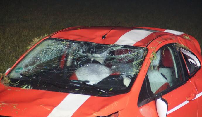 Keltern: Pkw kommt von der Fahrbahn ab und ueberschlaegt sich auf einer Wiese - Fahrerin Verletzt