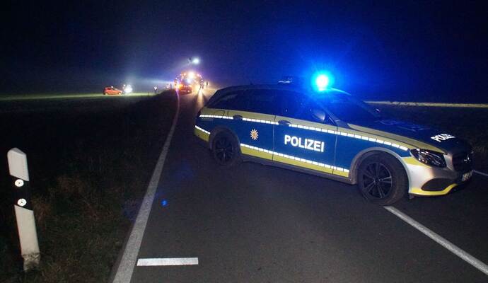 Keltern: Pkw kommt von der Fahrbahn ab und ueberschlaegt sich auf einer Wiese - Fahrerin Verletzt
