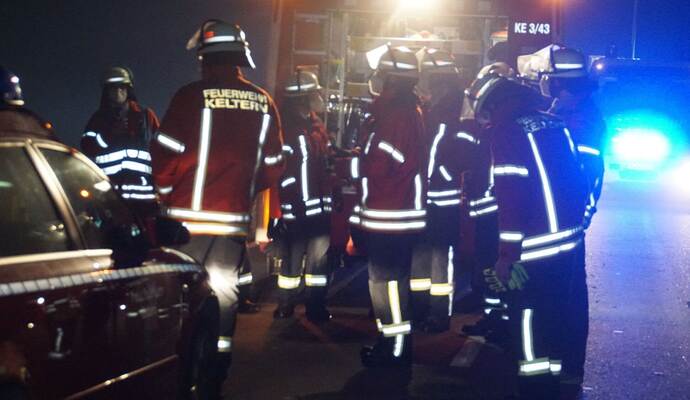 Keltern: Pkw kommt von der Fahrbahn ab und ueberschlaegt sich auf einer Wiese - Fahrerin Verletzt