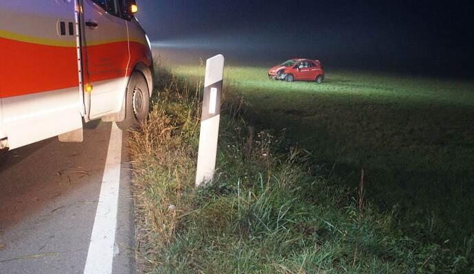 Keltern: Pkw kommt von der Fahrbahn ab und ueberschlaegt sich auf einer Wiese - Fahrerin Verletzt