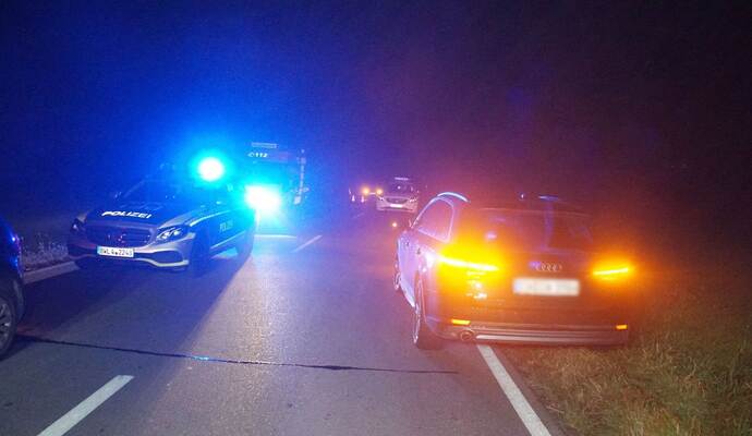 Keltern: Pkw kommt von der Fahrbahn ab und ueberschlaegt sich auf einer Wiese - Fahrerin Verletzt