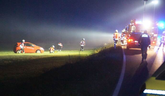 Keltern: Pkw kommt von der Fahrbahn ab und ueberschlaegt sich auf einer Wiese - Fahrerin Verletzt
