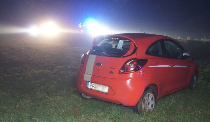 Keltern: Pkw kommt von der Fahrbahn ab und ueberschlaegt sich auf einer Wiese - Fahrerin Verletzt
