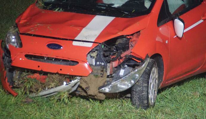 Ersthelfer konnten die Frau aus ihrem Auto befreien. Sie wurde verletzt in ein Krankenhaus gebracht. Keltern: Pkw kommt von der Fahrbahn ab und ueberschlaegt sich auf einer Wiese - Fahrerin Verletzt