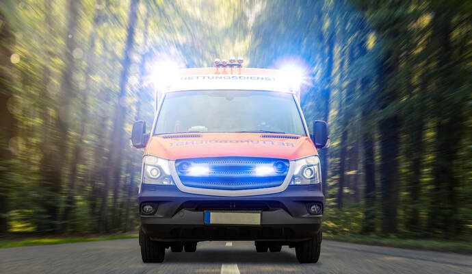 Die Frau wurde nach dem Unfall auf dem Waldweg bei Königsbach-Stein schwer verletzt in ein Krankenhaus eingeliefert.