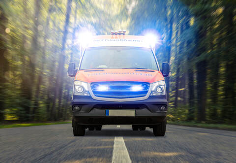 Die Frau wurde nach dem Unfall auf dem Waldweg bei Königsbach-Stein schwer verletzt in ein Krankenhaus eingeliefert.