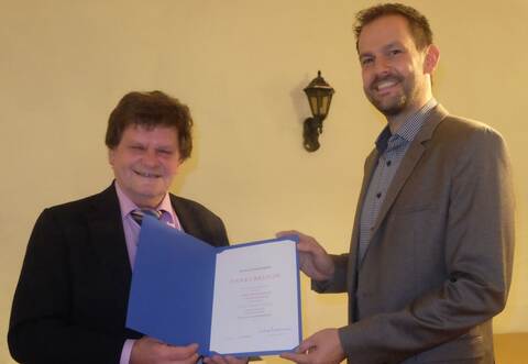 Pandemiebedingt erhält Wiernsheims Bürgermeister Karlheinz Oehler (links) erst jetzt von Landrat Bastian Rosenau die offizielle Dankurkunde des Ministerpräsidenten zu seinem 50-jährigen Jubiläum im Öffentlichen Dienst.
 