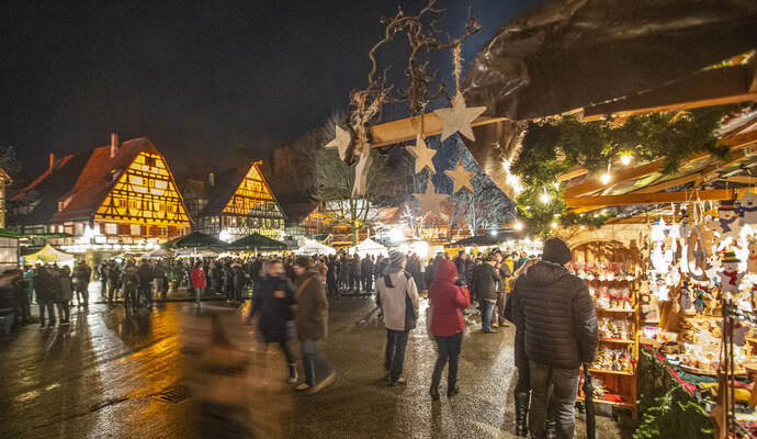 Da war noch alles gut: 2019 fand der Maulbronner Weihnachtsmarkt im Klosterhof zum letzten Mal statt. 2020 fiel er coronabedingt aus. Nun hat die Stadt bekannt gegeben, dass die Infektionszahlen einen Markt auch in diesem Jahr nicht zulassen. Maulbronn Weihnachtsmarkt im Kloster