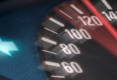 Insgesamt vier Autofahrer müssen nach einer Geschwindigkeitskontrolle der Polizei auf der B10 bei Niefern mit einem Fahrverbot rechnen.