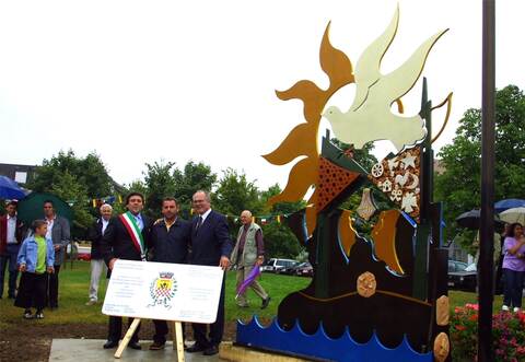 Bei der Übergabe 2002: Bürgermeister Wolfgang Oechsle (von rechts), Künstler Carmelo Navarra und San Biagios Bürgermeister Santo Sabella.