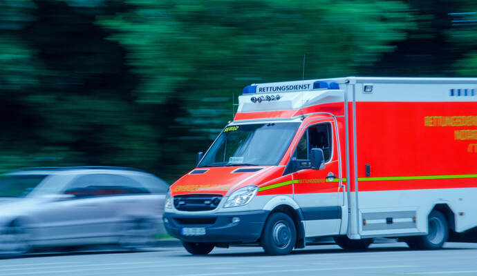 Bei einem Unfall bei Illingen wurden am Donnerstagmorgen neben Insassen eines Rettungswagens auch eine weitere Person verletzt.