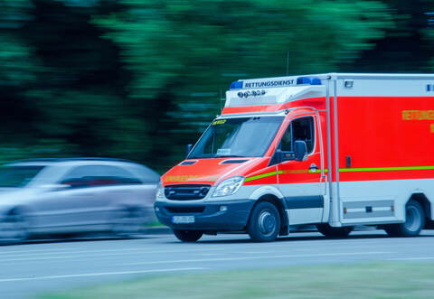 Bei einem Unfall bei Illingen wurden am Donnerstagmorgen neben Insassen eines Rettungswagens auch eine weitere Person verletzt.