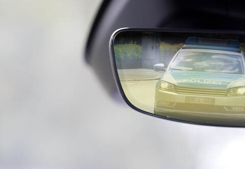 Auf der Flucht vor der Polizei kam der Mann von der Straße ab.
