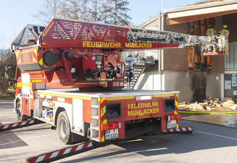 Nachdem am Dienstag ein Sofa vor dem Jugendzentrum in Mühlacker Feuer gefangen hat, ermittelt nun die Kriminalpolizei.