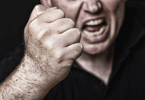 Im Sommer 2020 hatte der 30-jährige Angeklagte einen Parzellen-Nachbarn in einer Gartenanlage im östlichen Enzkreis mit einem Fausthieb zu Boden gebracht.