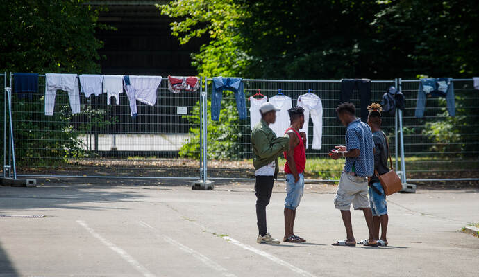 Eine Gruppe junger Flüchtlinge steht auf dem Gelände der Landeserstaufnahmeeinrichtung (LEA). Baden-Württemberg sucht wegen steigender Flüchtlingszahlen dringend weitere Aufnahmeplätze ab Anfang des kommenden Jahres.