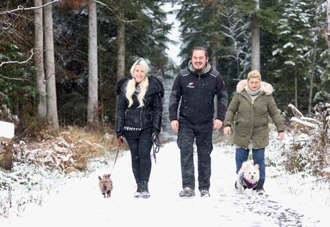 Alexandra (links), Sladjan und dessen Mutter Marijela Milosavic aus Pforzheim genießen gemeinsam im Wald zwischen Salmbach und Langenbrand den ersten Schnee.