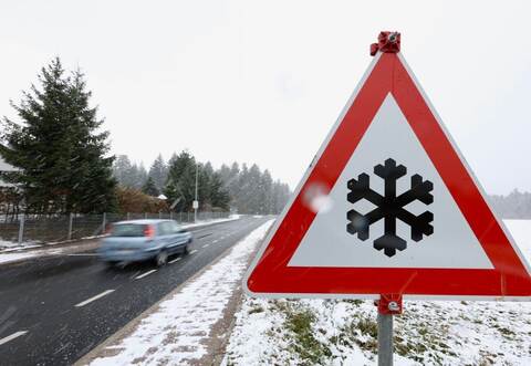 Winterliche Straßenverhältnisse am Samstag wie hier in Schömberg: Der Winter hat am Wochenende in der Region vorbeigeschaut. Die PZ zeigt, was die Polizei Autofahrern rät.