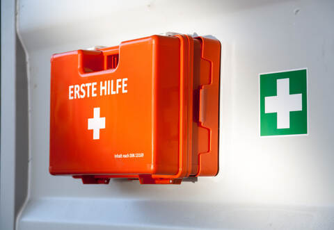 Die Polizei sucht nach einer Ersthelferin in Bretten.