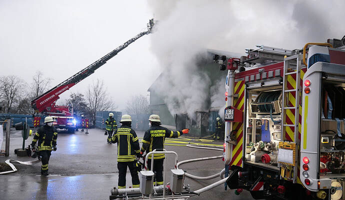 Die Feuerwehr ist am Samstag mit rund 40 Einsatzkräften vor Ort, um das Feuer zu bekämpfen.