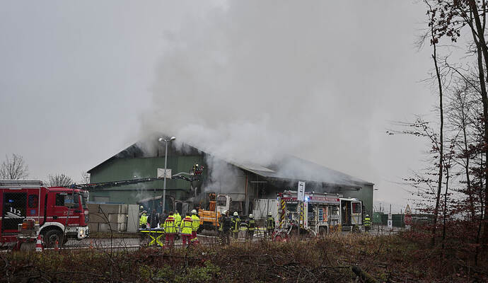Eine rund 1300 Quadratmeter große Halle ist am Samstagmorgen auf dem Entsorgungszentrum Hohberg noch vor der Öffnung lichterloh in Flammen aufgegangen.
